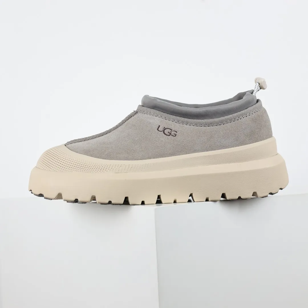 Pick up locally 💰620 Core recommendation Good price Cashmere insoles are a good choice for keeping warm in winter and at home. In the new year, uug launched a series of styles, which are partially geared towards the preferences of young consumers and are also at the forefront of fashion trends. Shoe body material Water-repellent coated suede upper 17mm UGGPURE™ implanted wool insole Lightweight non-slip comfortable rubber outsole With brand LOGO Trademark Comes with a full set of packaging Size: 40 41 42 43 44